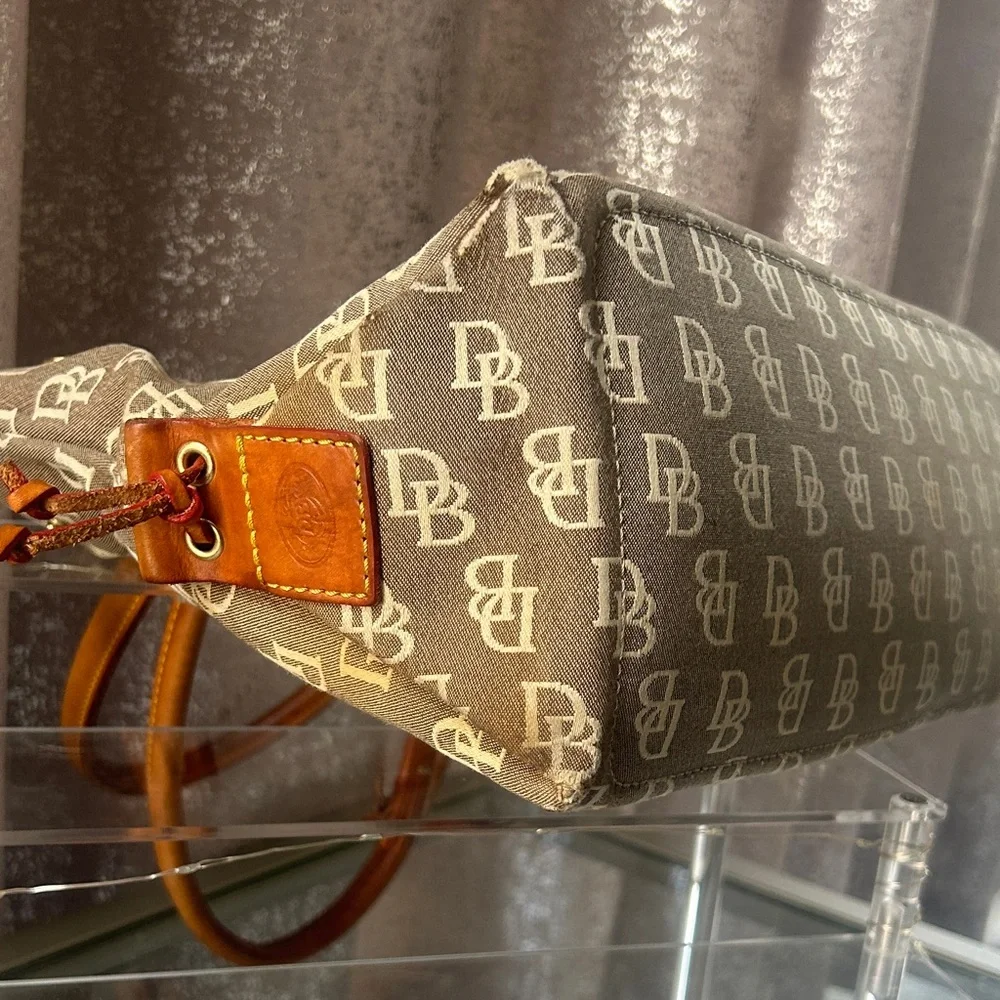 Dooney & Bourke‎ Tan and Cream Signature Logo Tote